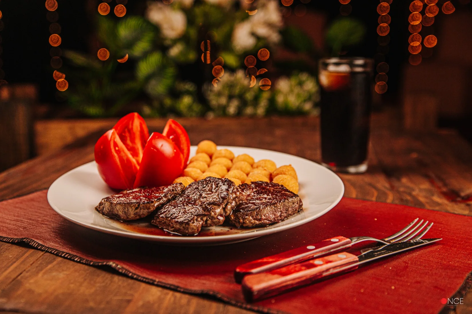 Plato de carne con guarnición de Punto y Aparte